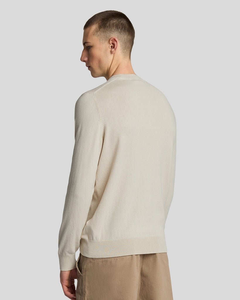Homme portant un pull à col rond en coton et laine mérinos, couleur Cove