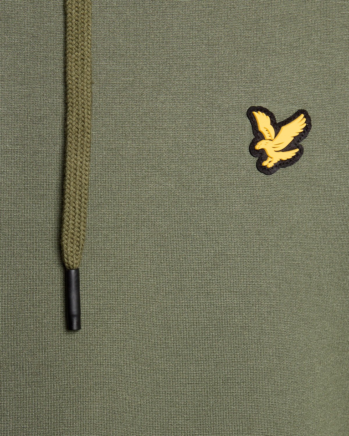 Homme portant un sweat à capuche léger de sport vert cactus