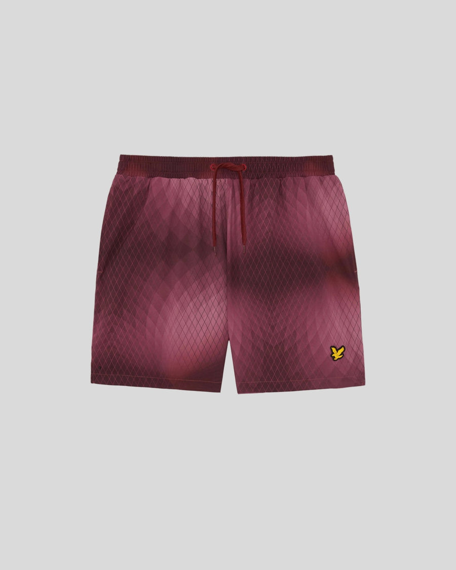 Un homme porte un short de bain Monogram Geometric couleur figue