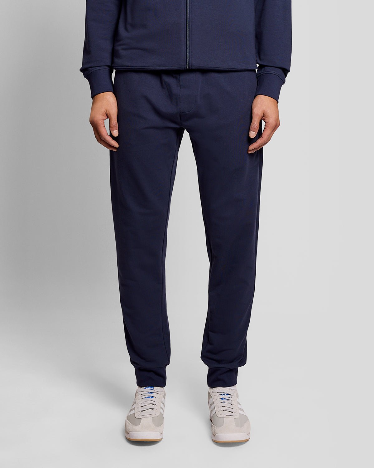Uomo con pantaloni da jogging da salotto leggeri in blu navy