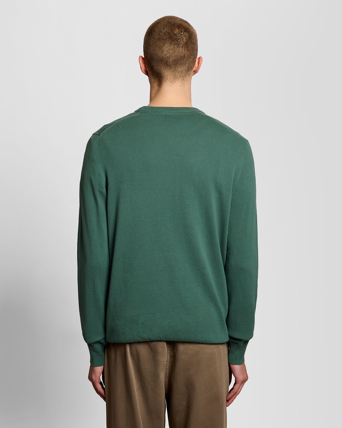 Uomo con maglione girocollo in cotone color Everglade