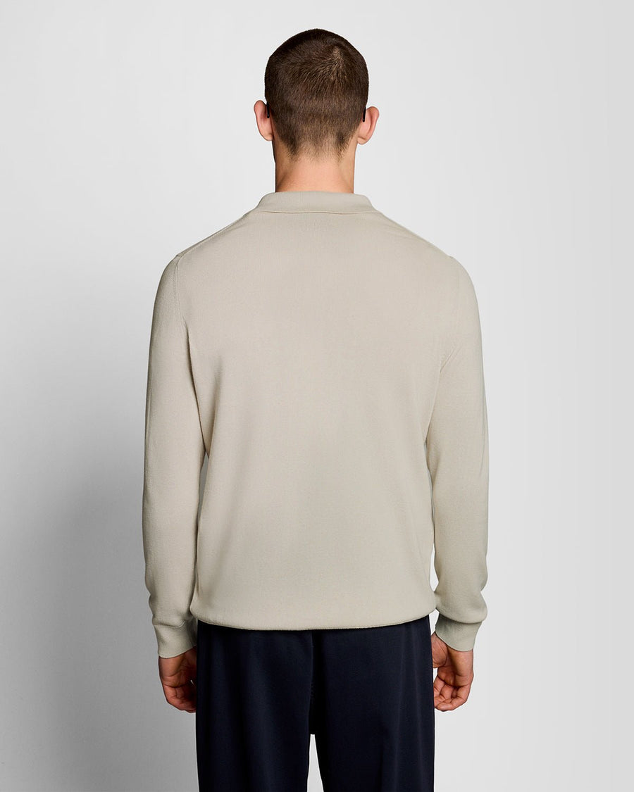 Un homme porte un pull en coton à Cove
