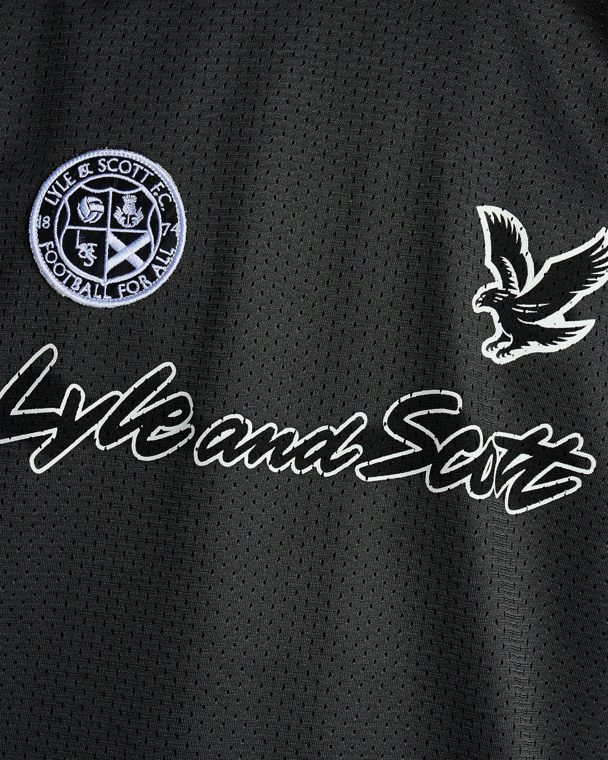 Hombre con camiseta con estampado de fútbol en negro azabache