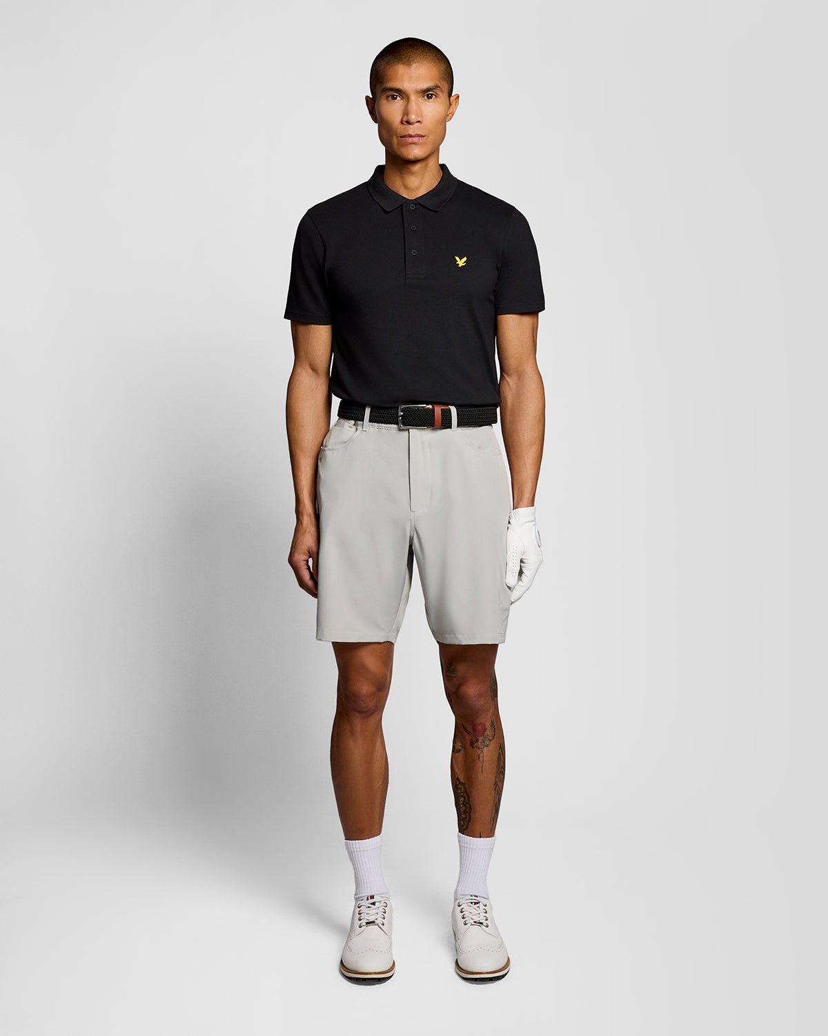 Homme portant un short à 5 poches couleur Cloud
