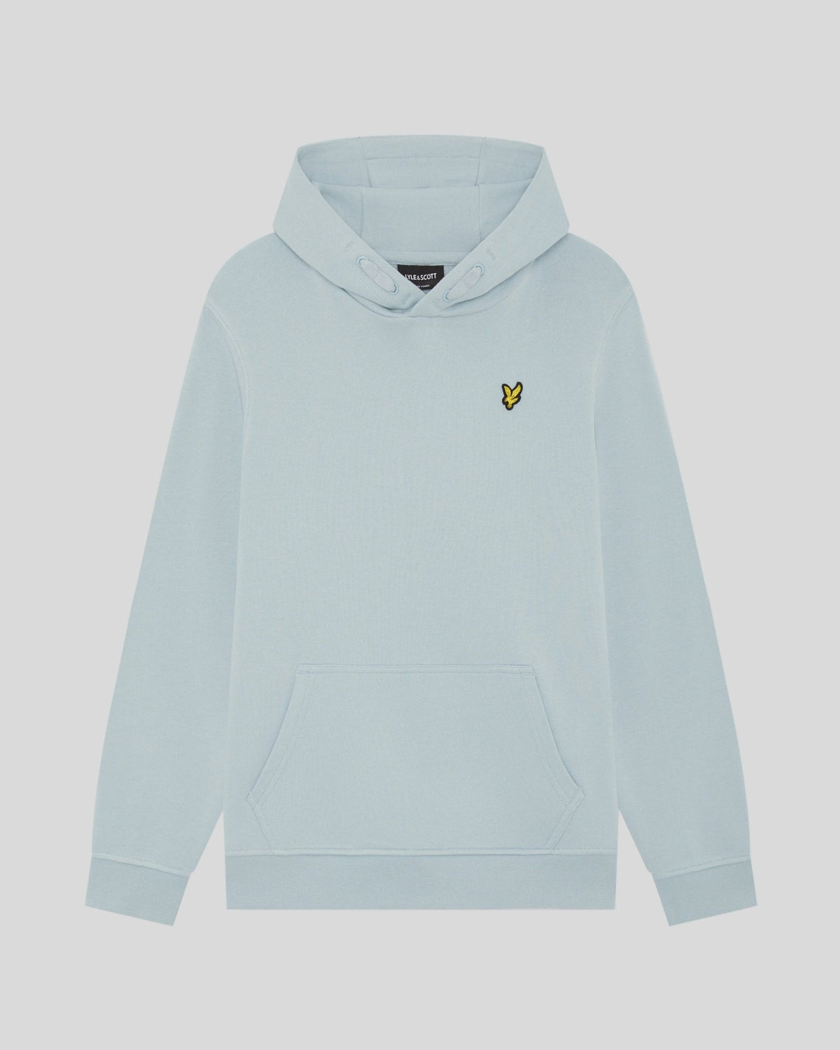 Un homme porte un sweat à capuche en coton Loopback bleu opale