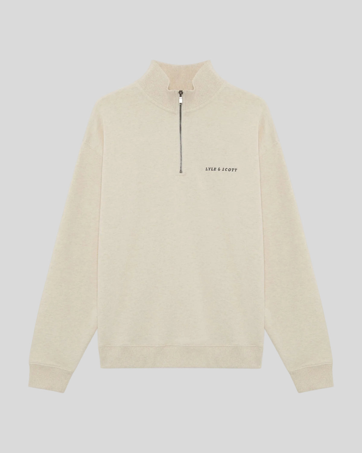 Un homme porte un sweat-shirt à col zippé 1/4 « Heavyweight Script » en coloris « Ice Cream Marl »
