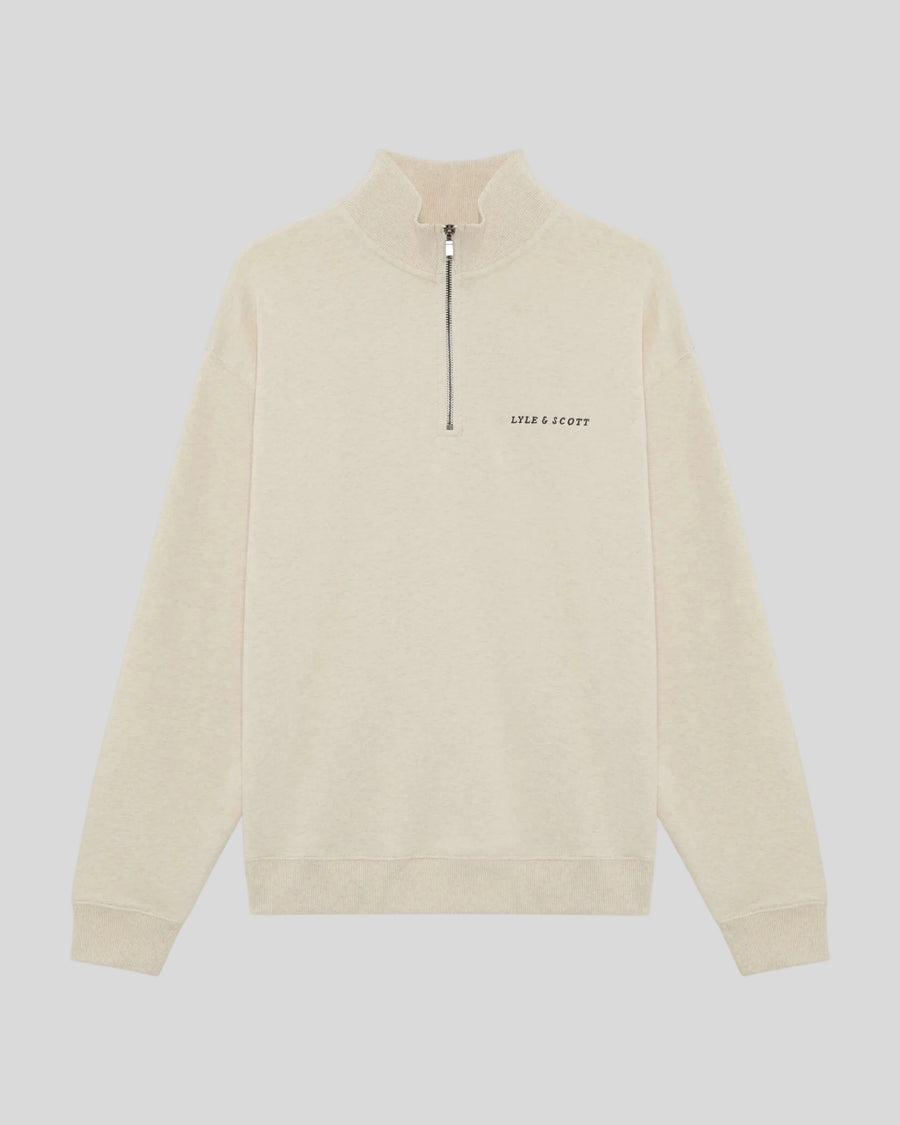 Un homme porte un sweat-shirt à col zippé 1/4 « Heavyweight Script » en coloris « Ice Cream Marl »