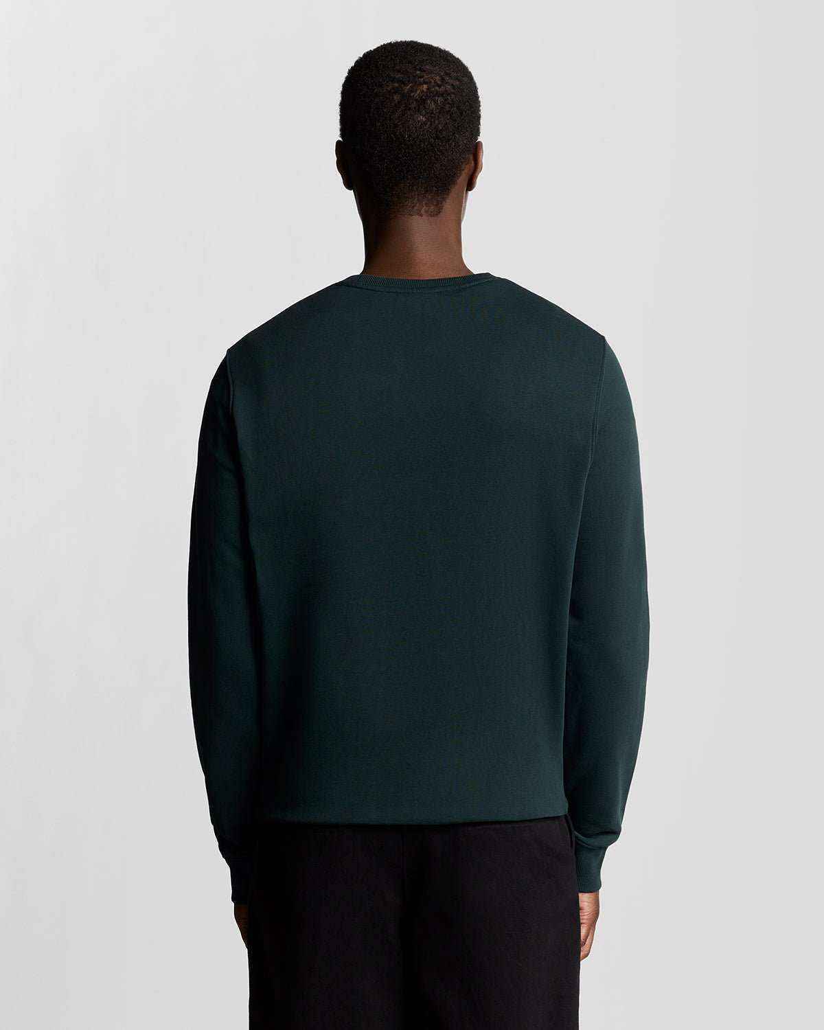 Homme portant un sweat-shirt à col rond en coton vert foncé