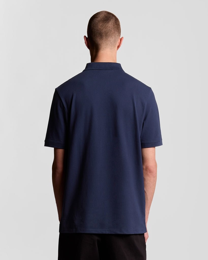 Man draagt een katoenen poloshirt in marineblauw