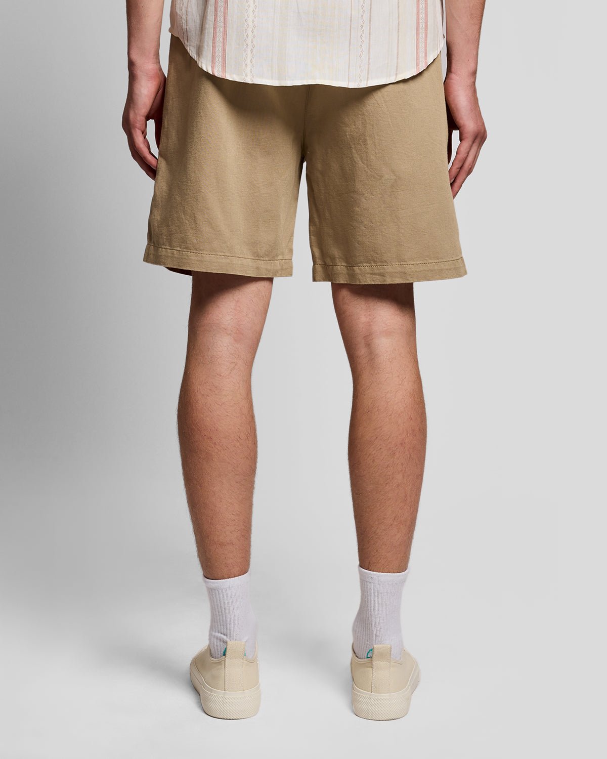 Uomo con pantaloncini in misto lino color Lint