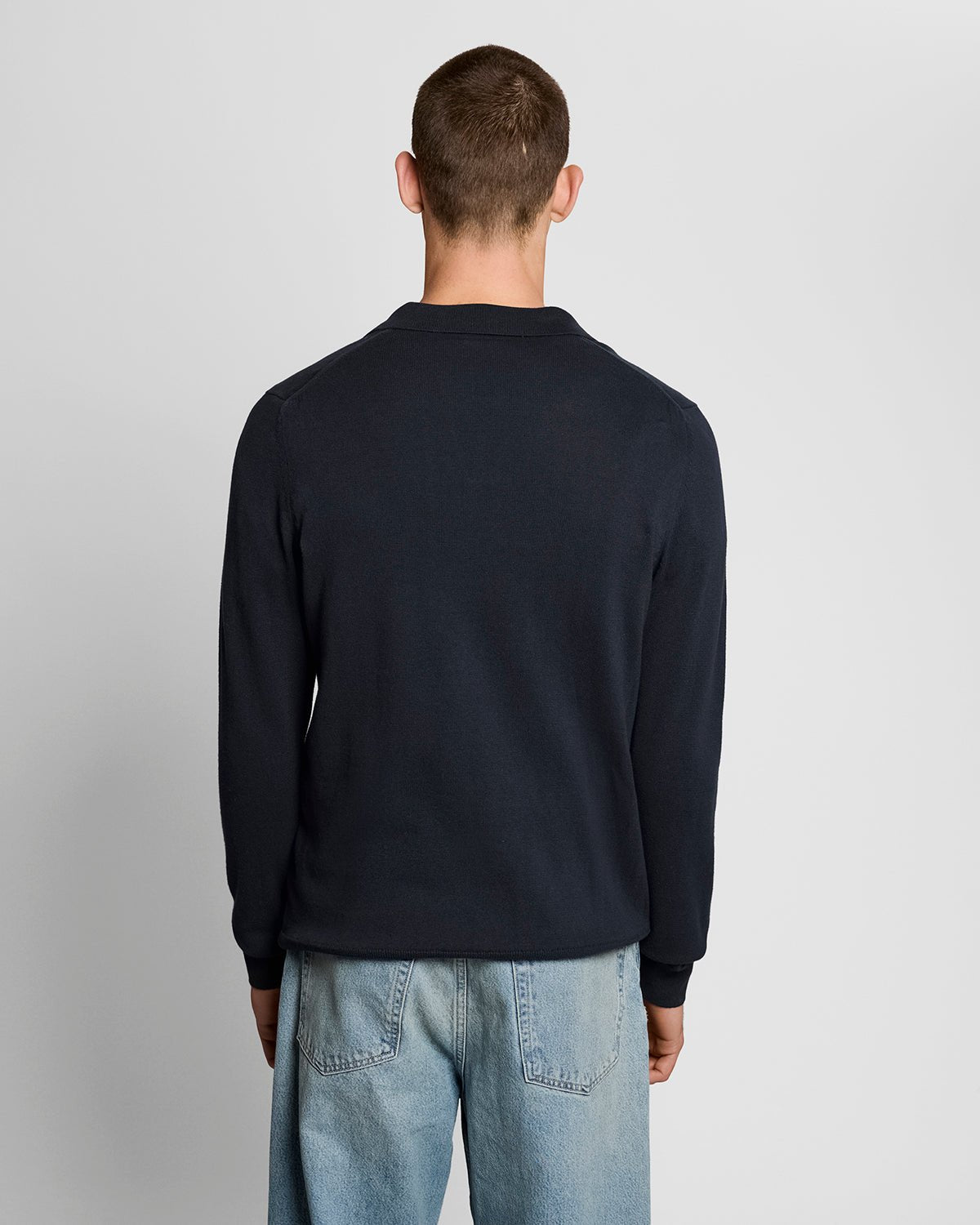 Homme portant un pull à col polo en coton bleu marine foncé