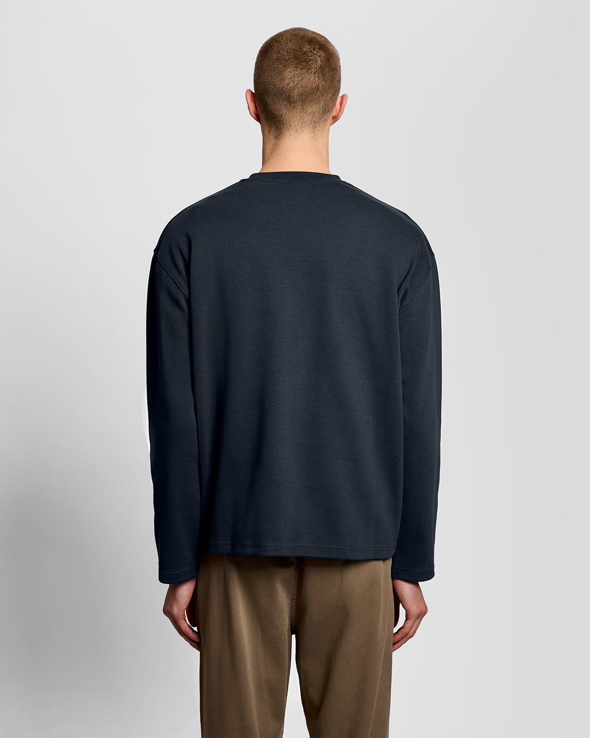 Homme portant un sweat-shirt à col rond en jacquard gaufré, bleu marine foncé