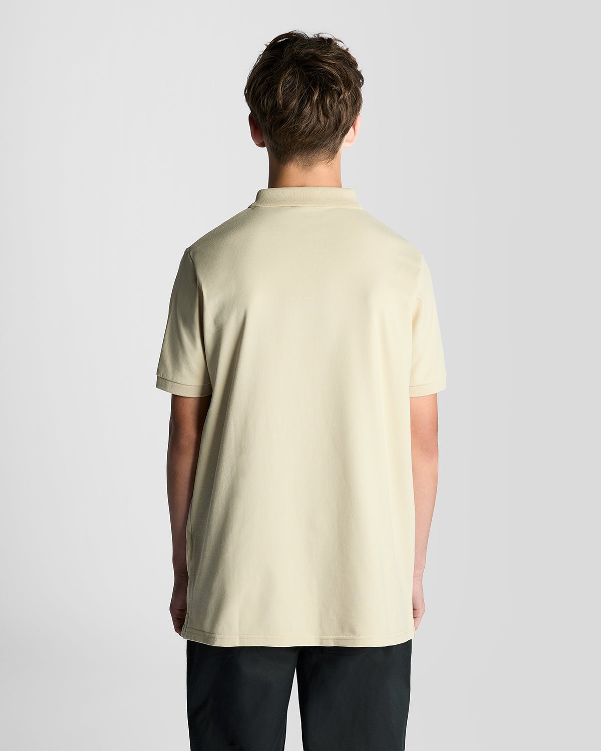 Un homme porte un polo en coton couleur blé