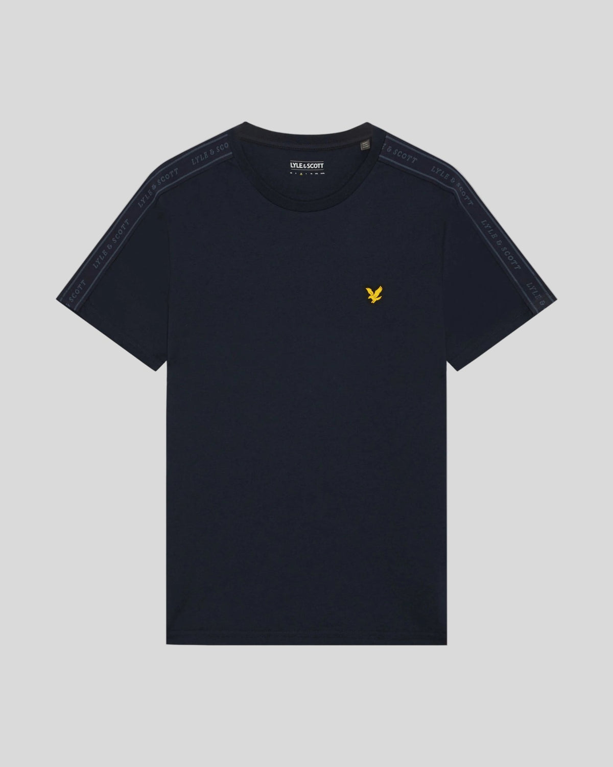 Hombre lleva camiseta deportiva con cinta jacquard en azul marino oscuro.
