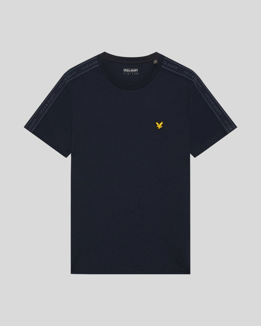 Hombre lleva camiseta deportiva con cinta jacquard en azul marino oscuro.