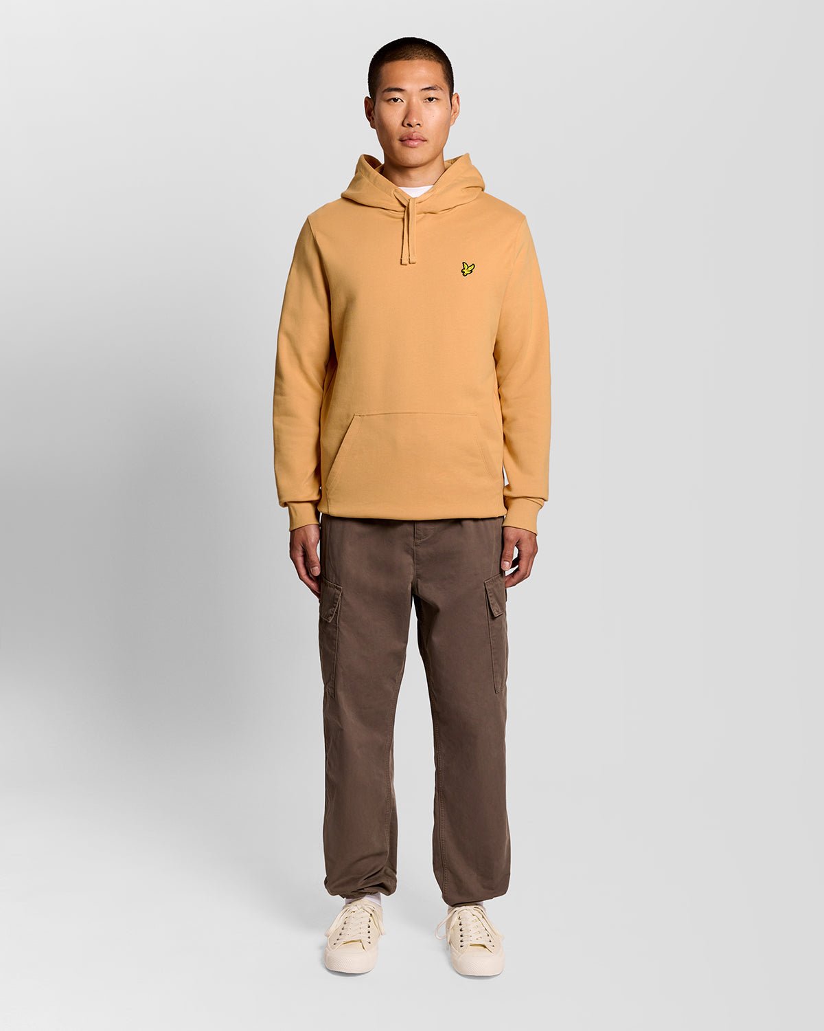 Un homme porte un sweat à capuche en coton Loopback, motif nid d'abeille