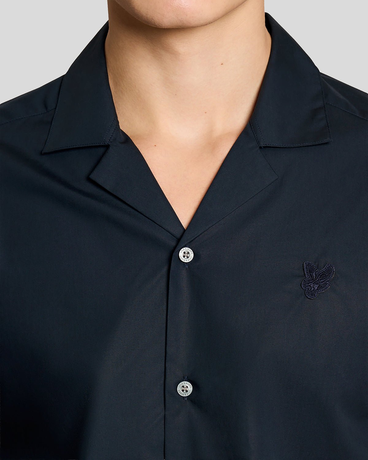 Homme portant une chemise en popeline à col Revere, couleur Carbon