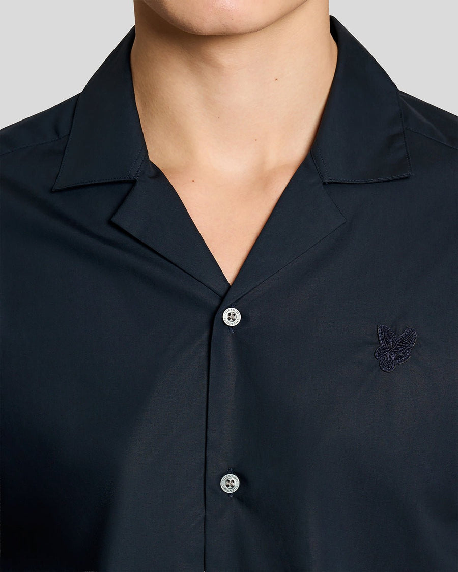 Homme portant une chemise en popeline à col Revere, couleur Carbon
