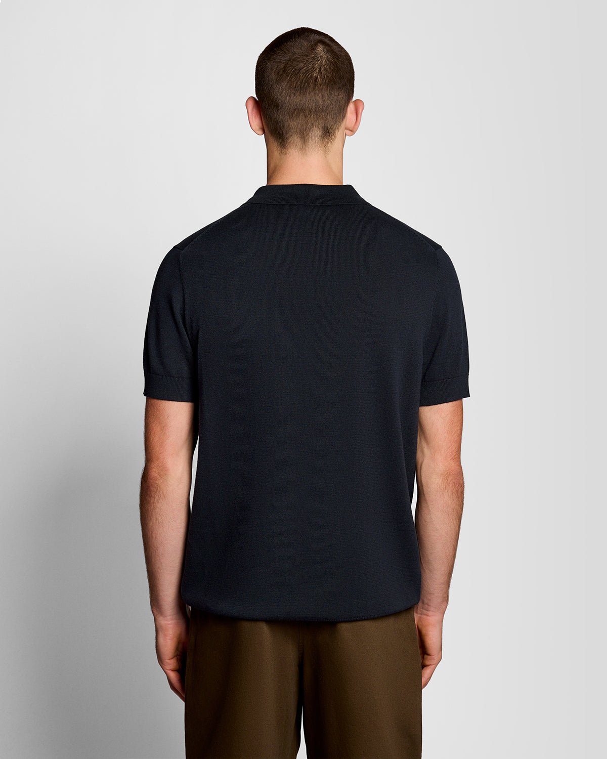 Uomo con polo in maglia di cotone blu scuro