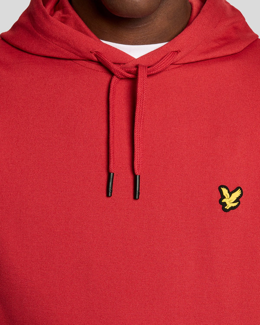 Homme portant un sweat à capuche léger de sport couleur grenat
