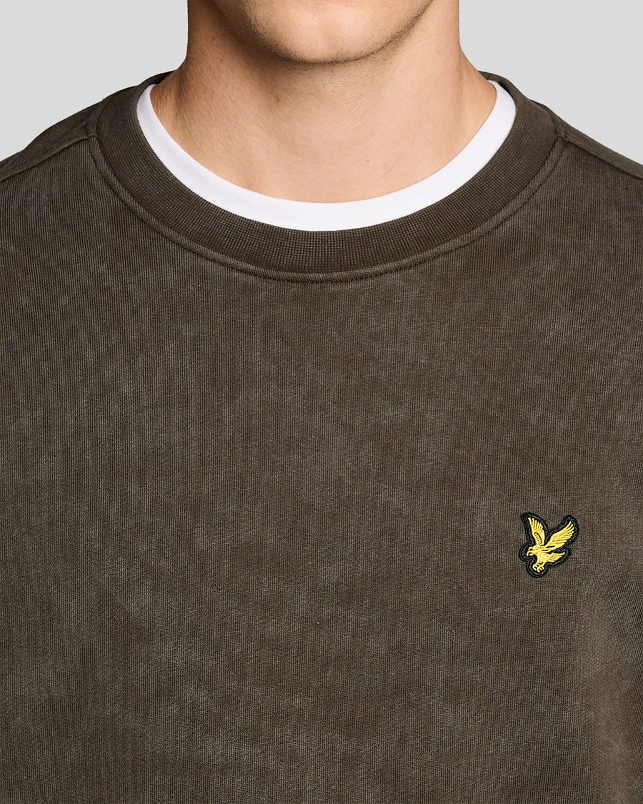 Homme portant un sweat-shirt en coton délavé foncé, couleur noir mat