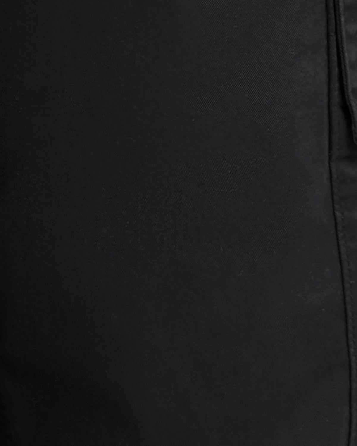 Uomo con pantaloni cargo con risvolto in nero corvino