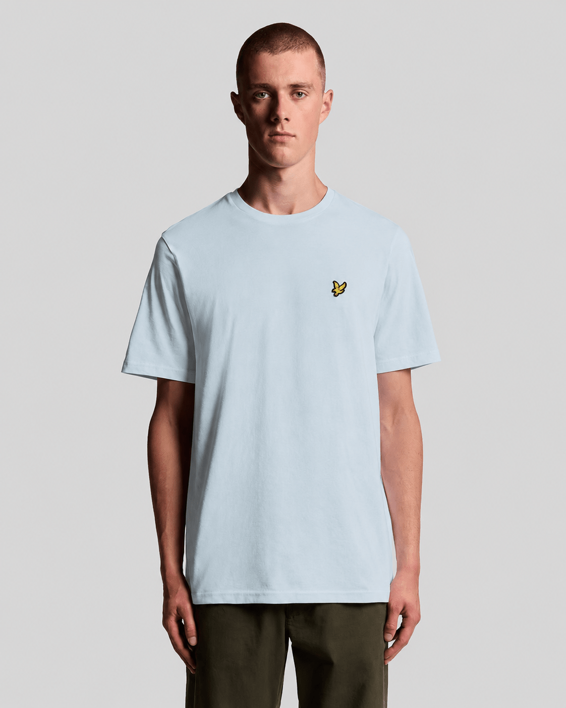 Homme portant un t-shirt à col rond en coton bleu opale