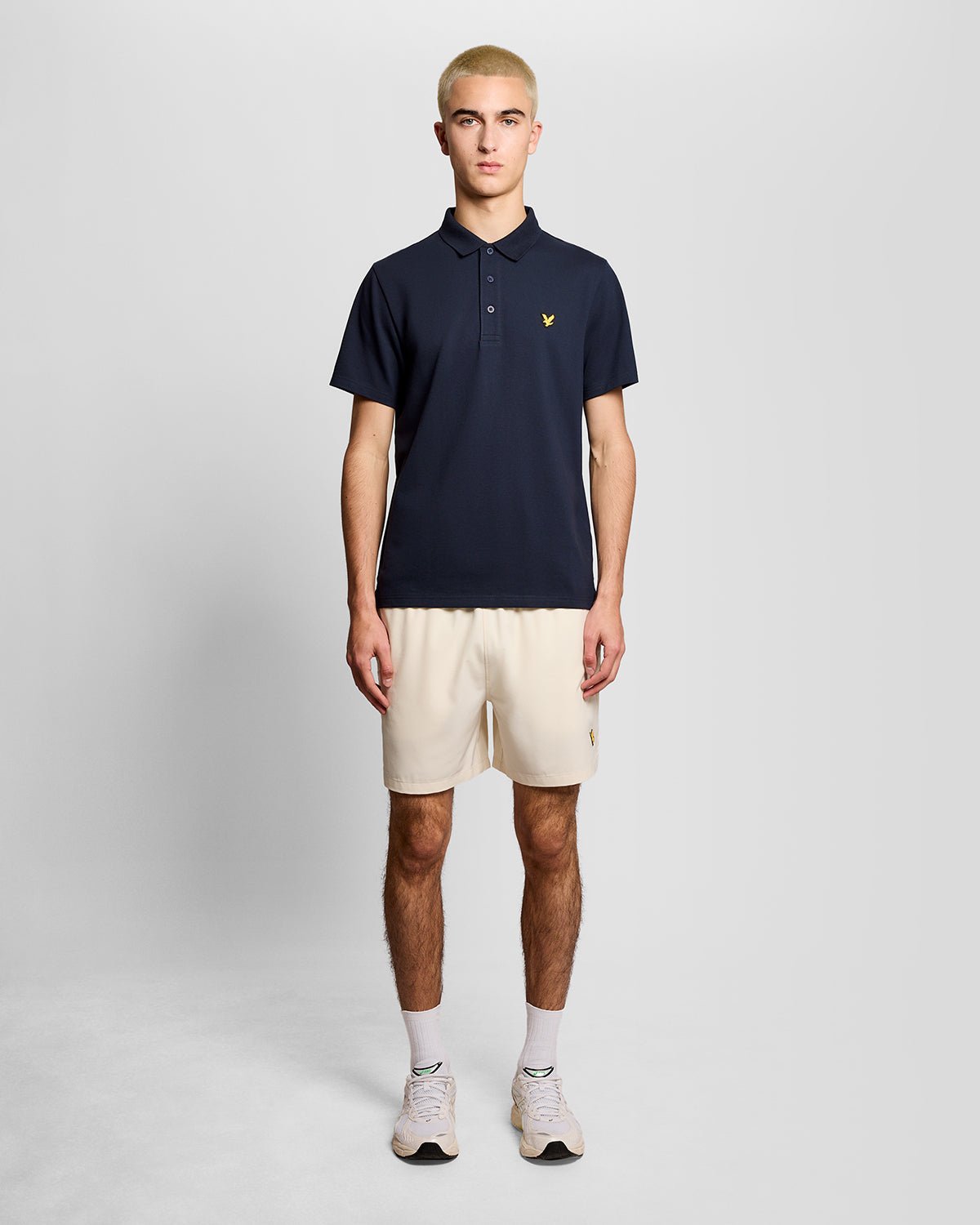 Un homme porte un polo de sport bleu marine foncé