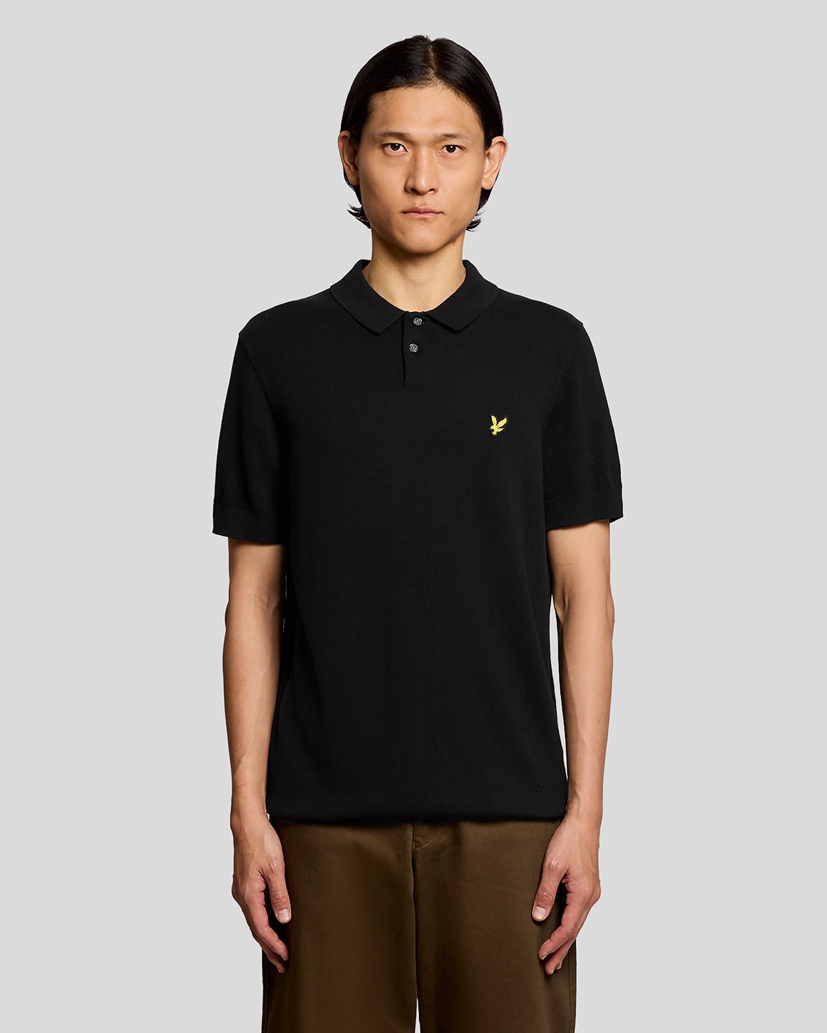 Uomo con polo in maglia di cotone color nero corvino