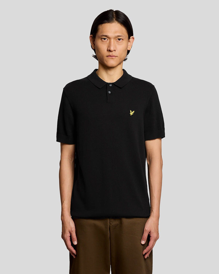 Uomo con polo in maglia di cotone color nero corvino