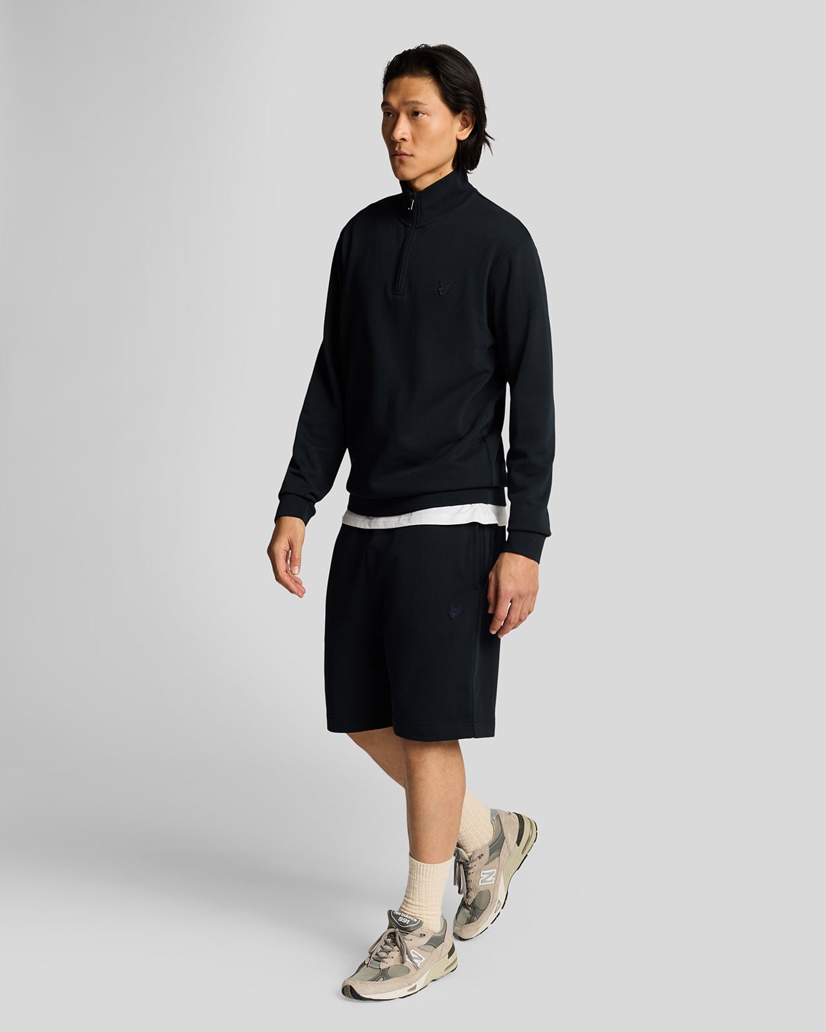 Homme portant un short de survêtement en coton ultra-fin bleu marine foncé