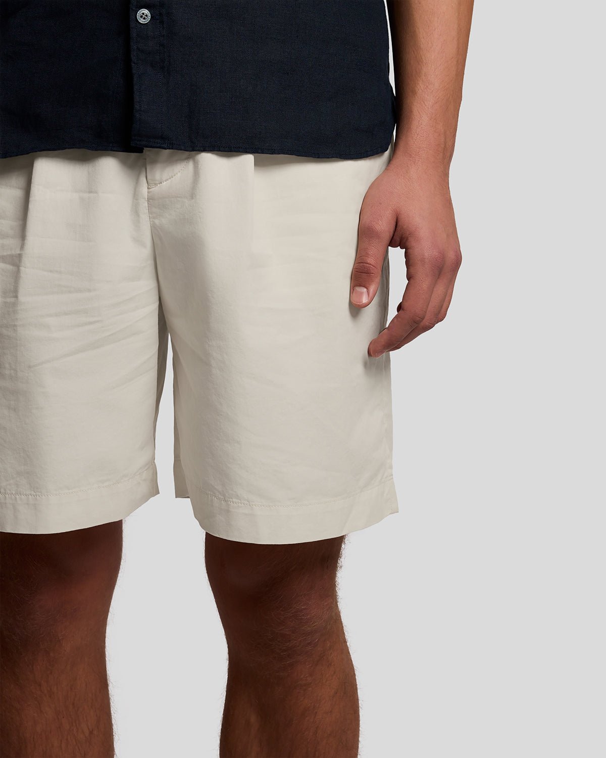 Uomo con pantaloncini chino in cotone superfine color ecru brillante