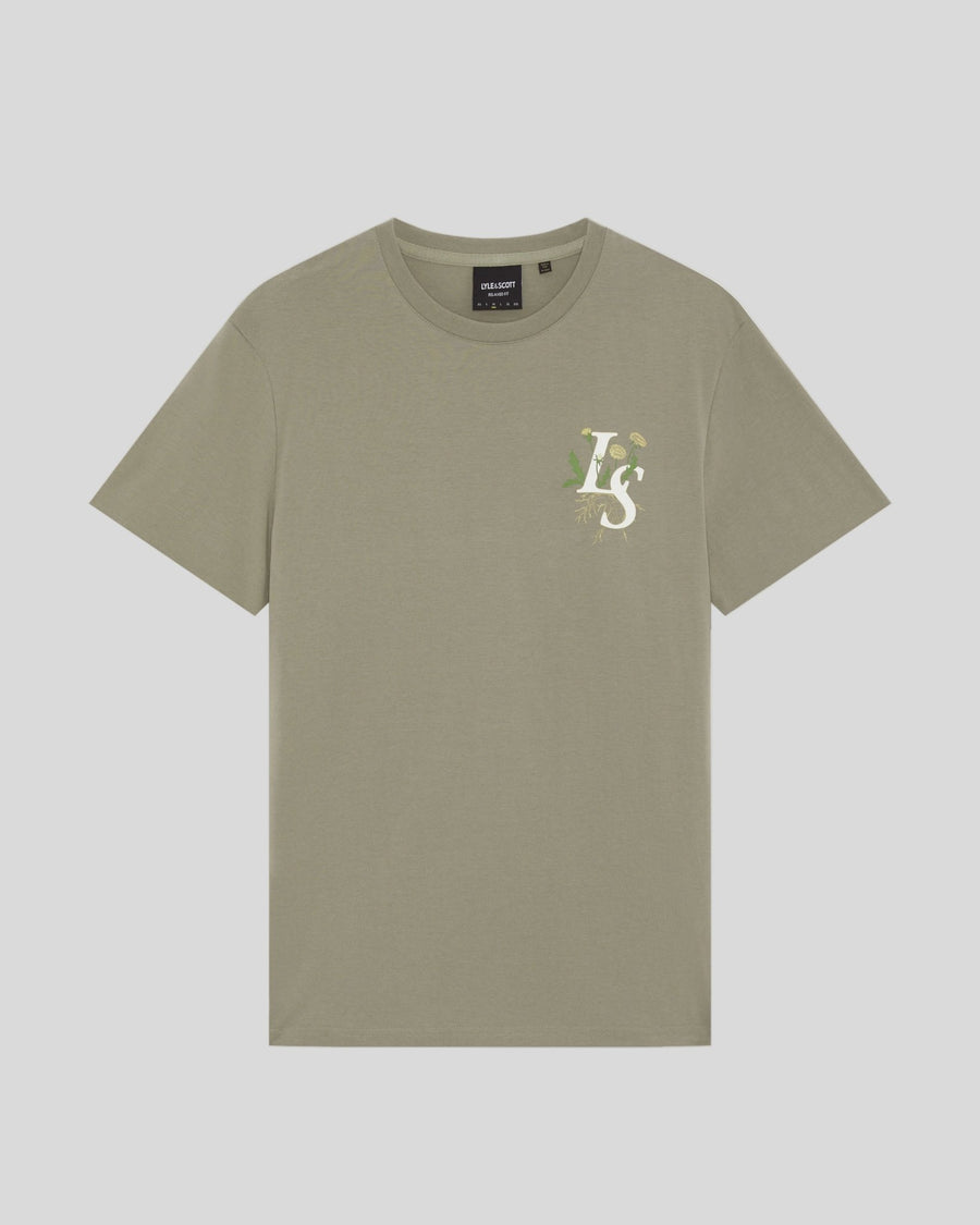 Un homme porte un t-shirt à motif botanique de la marque Lint
