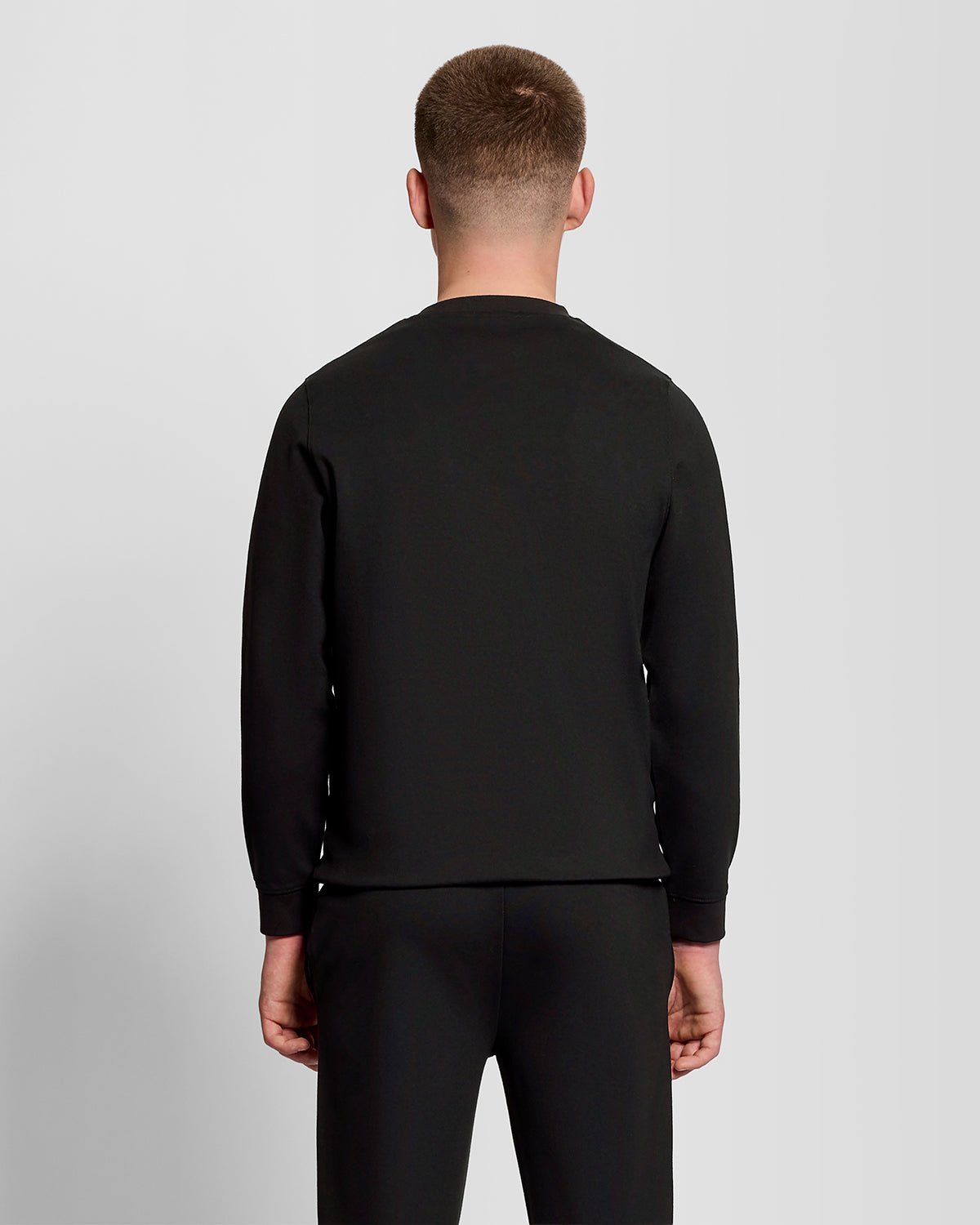 Homme portant un sweat-shirt léger de sport noir de jais