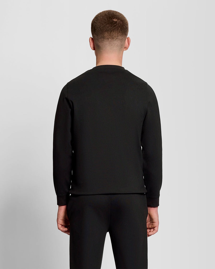 Homme portant un sweat-shirt léger de sport noir de jais