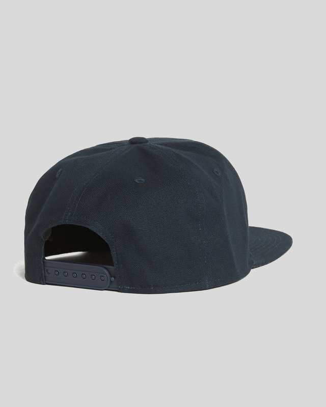 Casquette de baseball avec logo en lettres cursives, bleu marine foncé