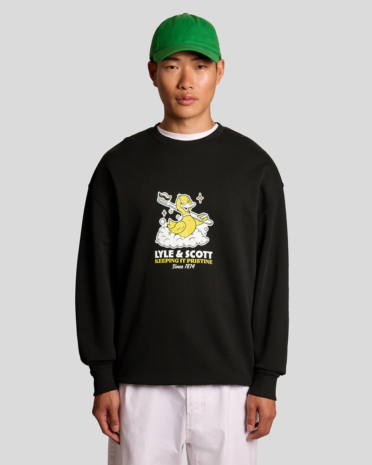 Homme portant un sweat-shirt à imprimé sur la poitrine, couleur noir de jais