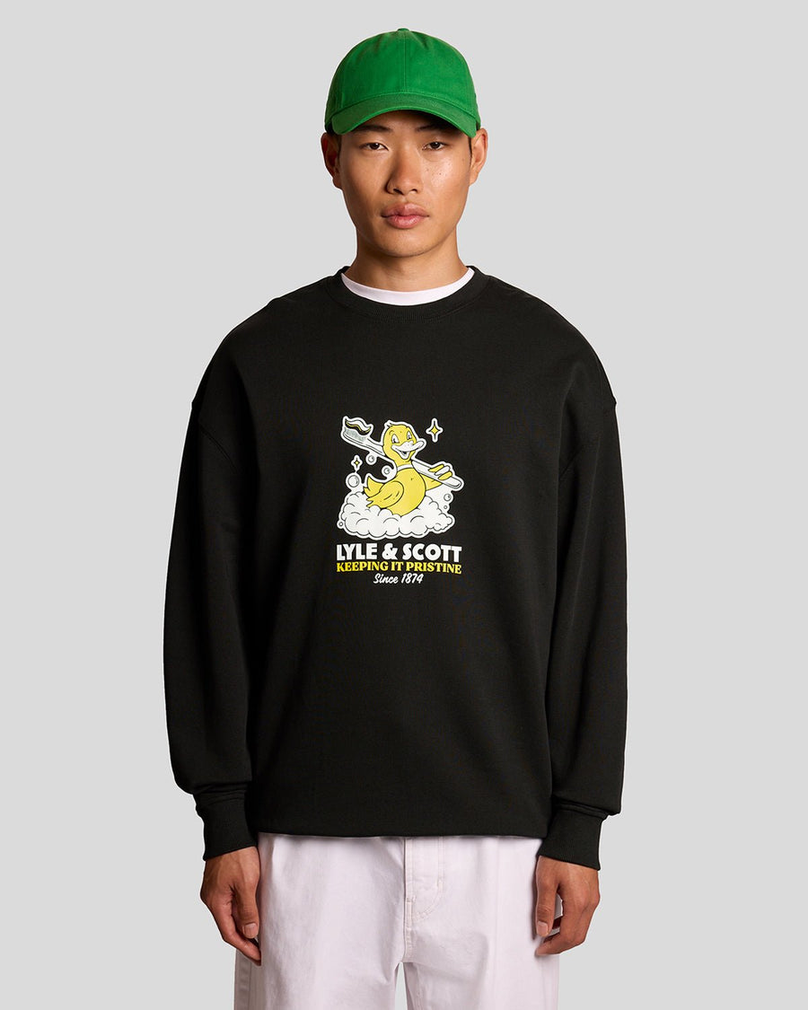 Homme portant un sweat-shirt à imprimé sur la poitrine, couleur noir de jais