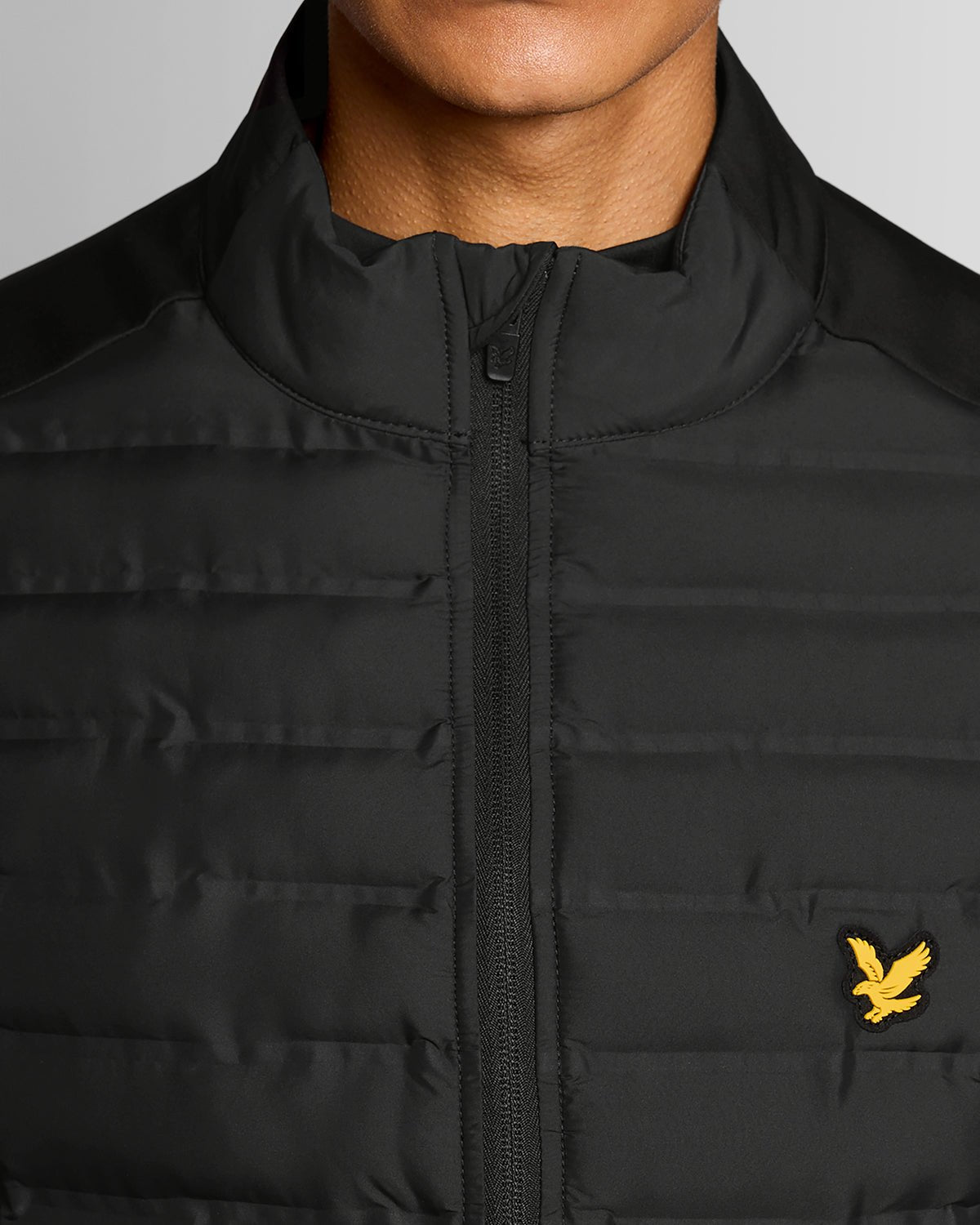 Uomo con gilet trapuntato Hybrid in nero corvino