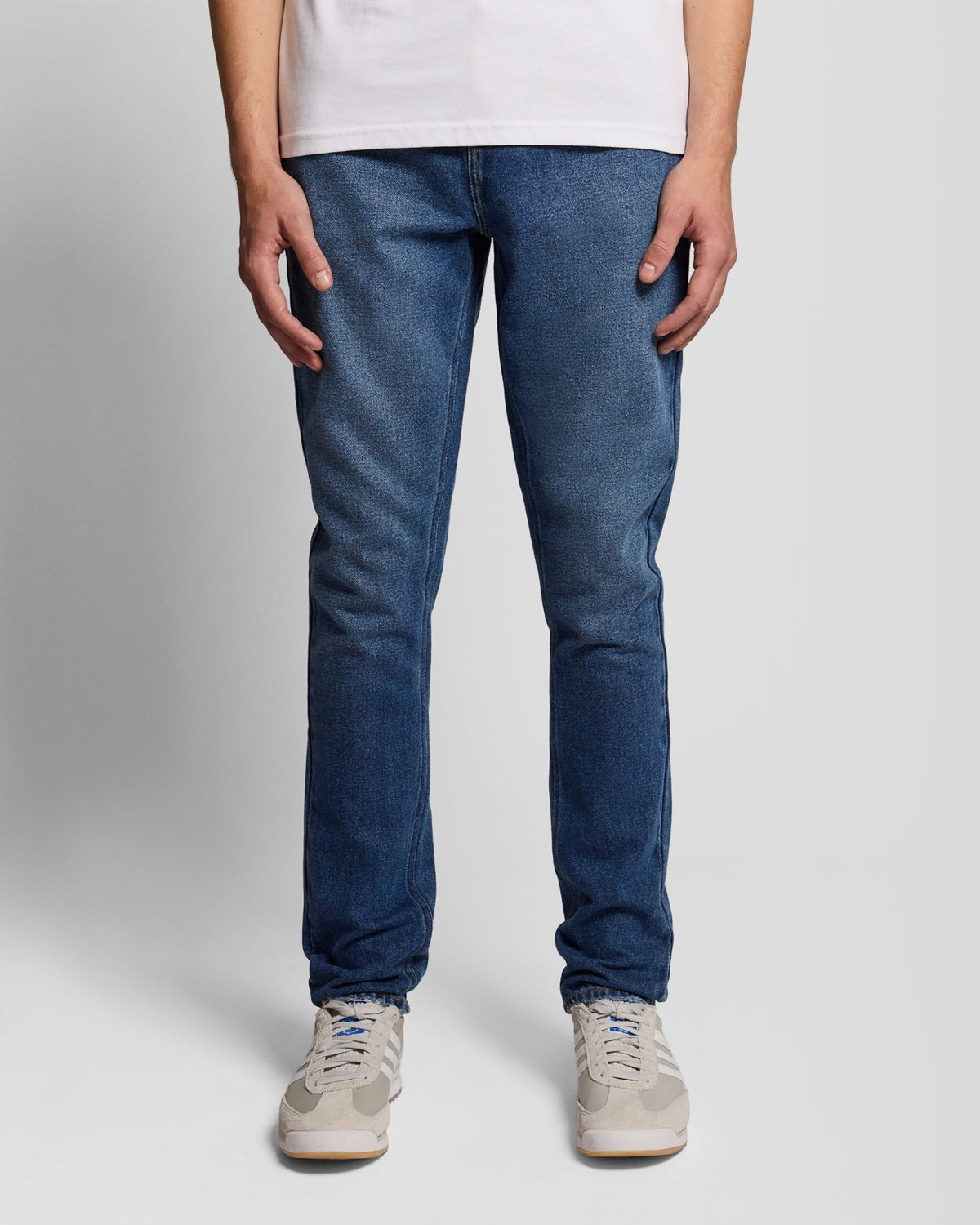 Uomo con jeans slim a zampa in indaco