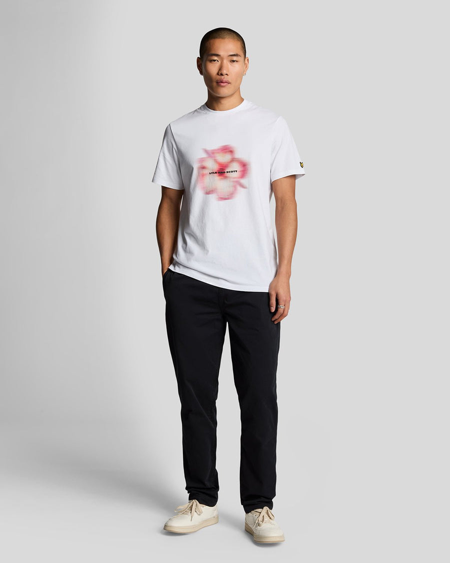 Homme portant un pantalon chino à coupe droite, couleur noir de jais