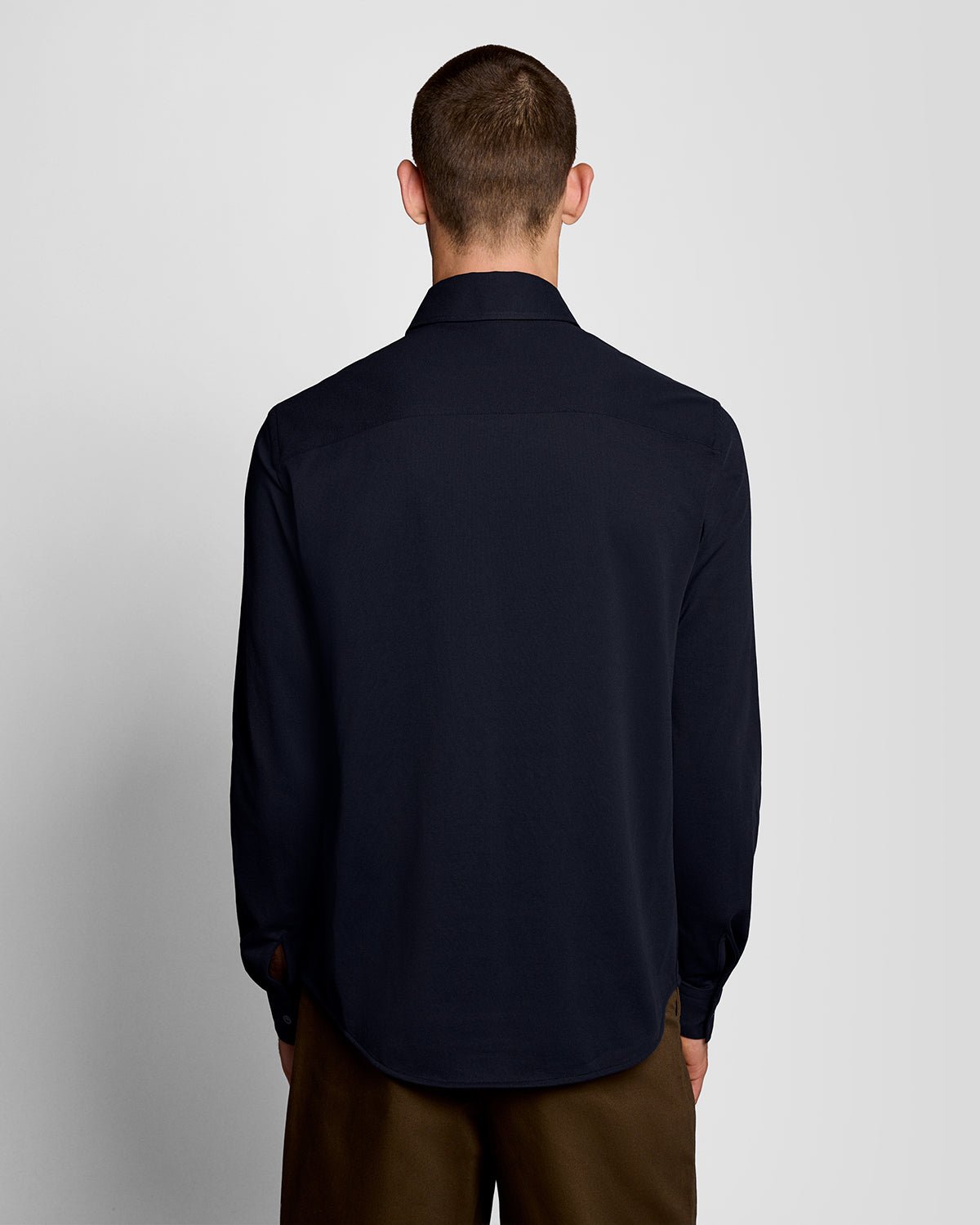 Homme portant une chemise en jersey Oxford de coton bleu marine foncé