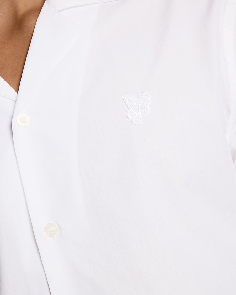 Uomo con camicia in popeline con colletto Revere, colore bianco
