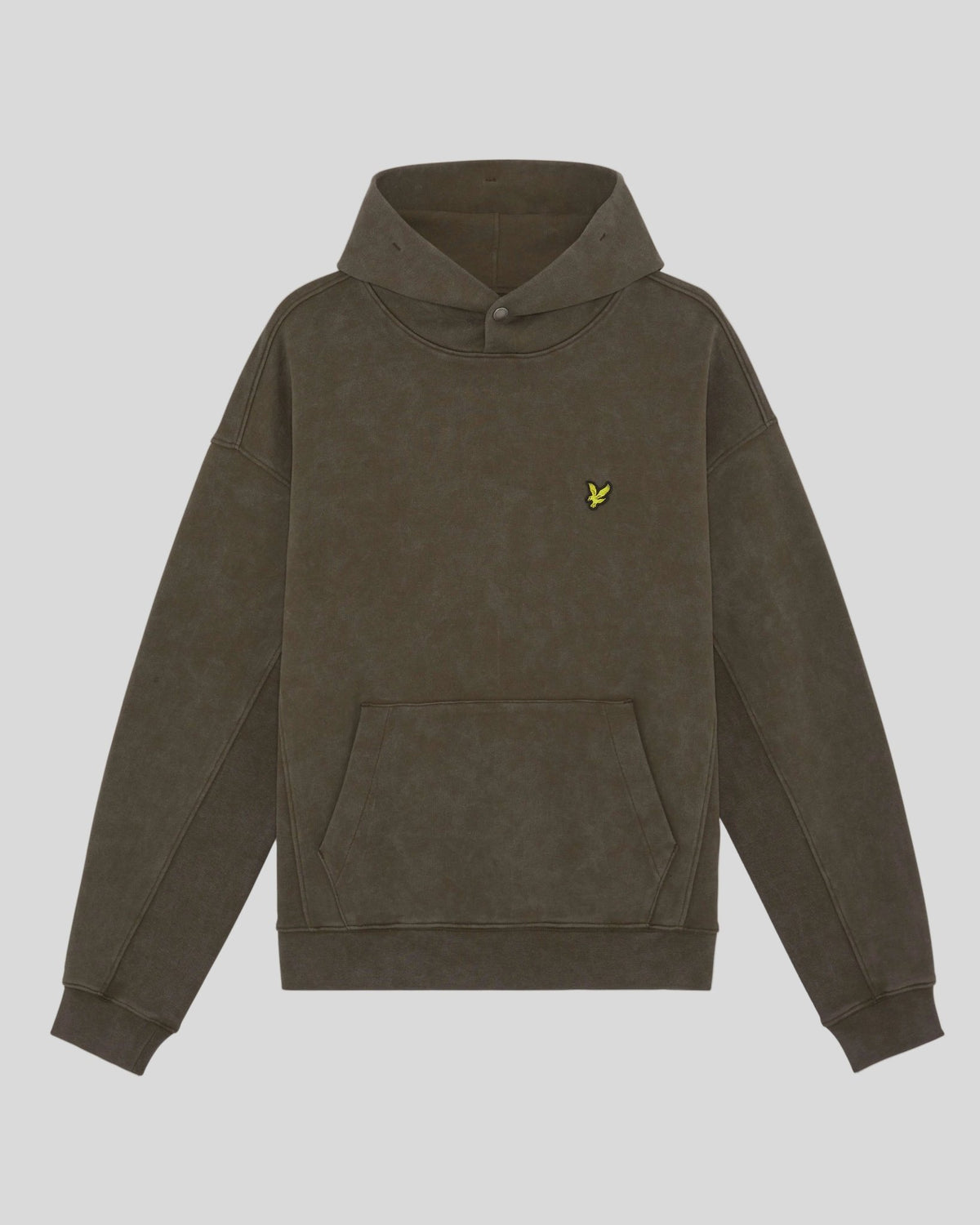 Homme portant un sweat à capuche en coton épais, couleur noir mat
