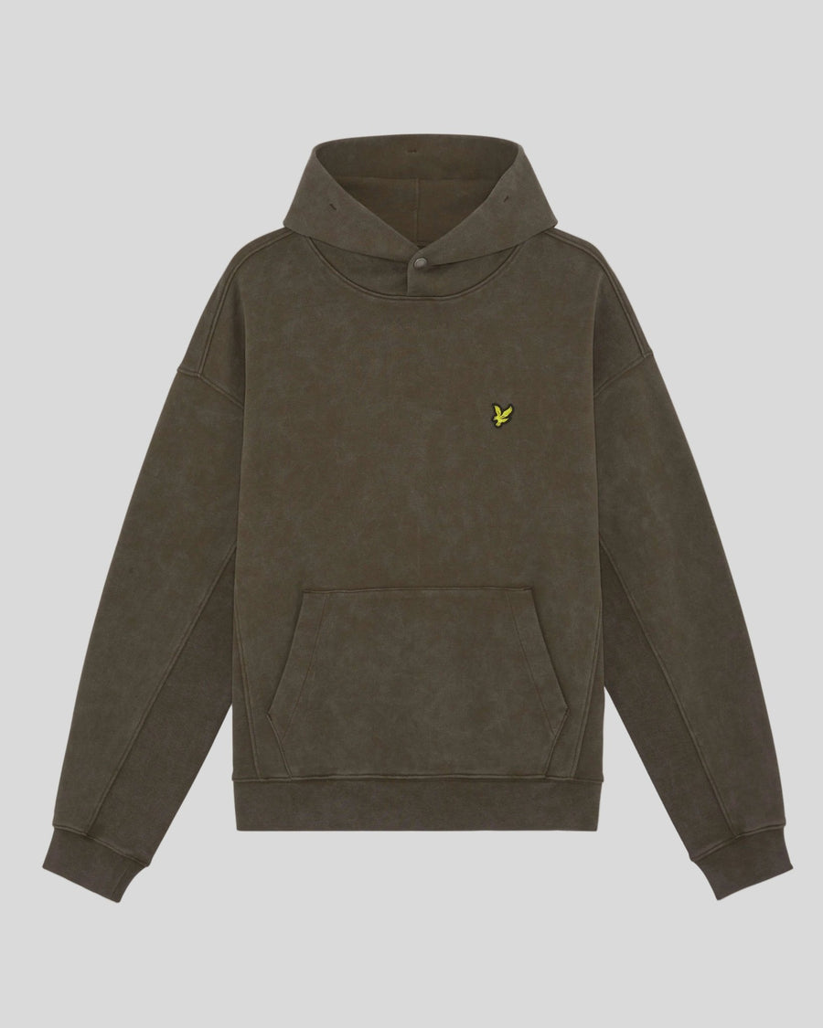 Homme portant un sweat à capuche en coton épais, couleur noir mat