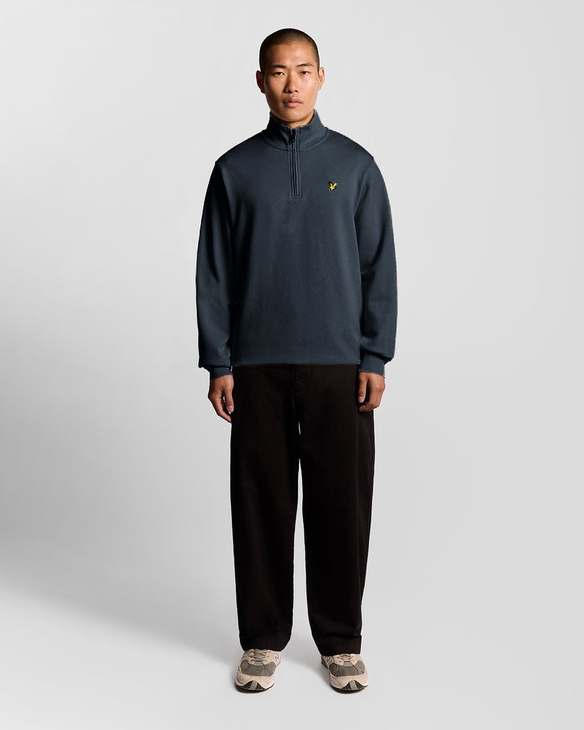 Homme portant un sweat-shirt en coton Everyday à col zippé 1/4, couleur Carbon