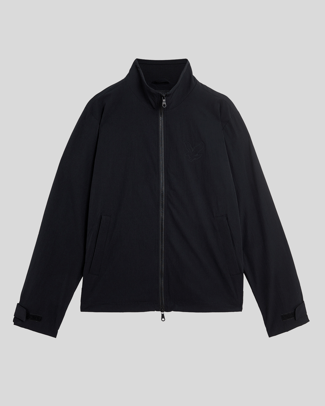 Man draagt een Keyline-windjack in Jet Black