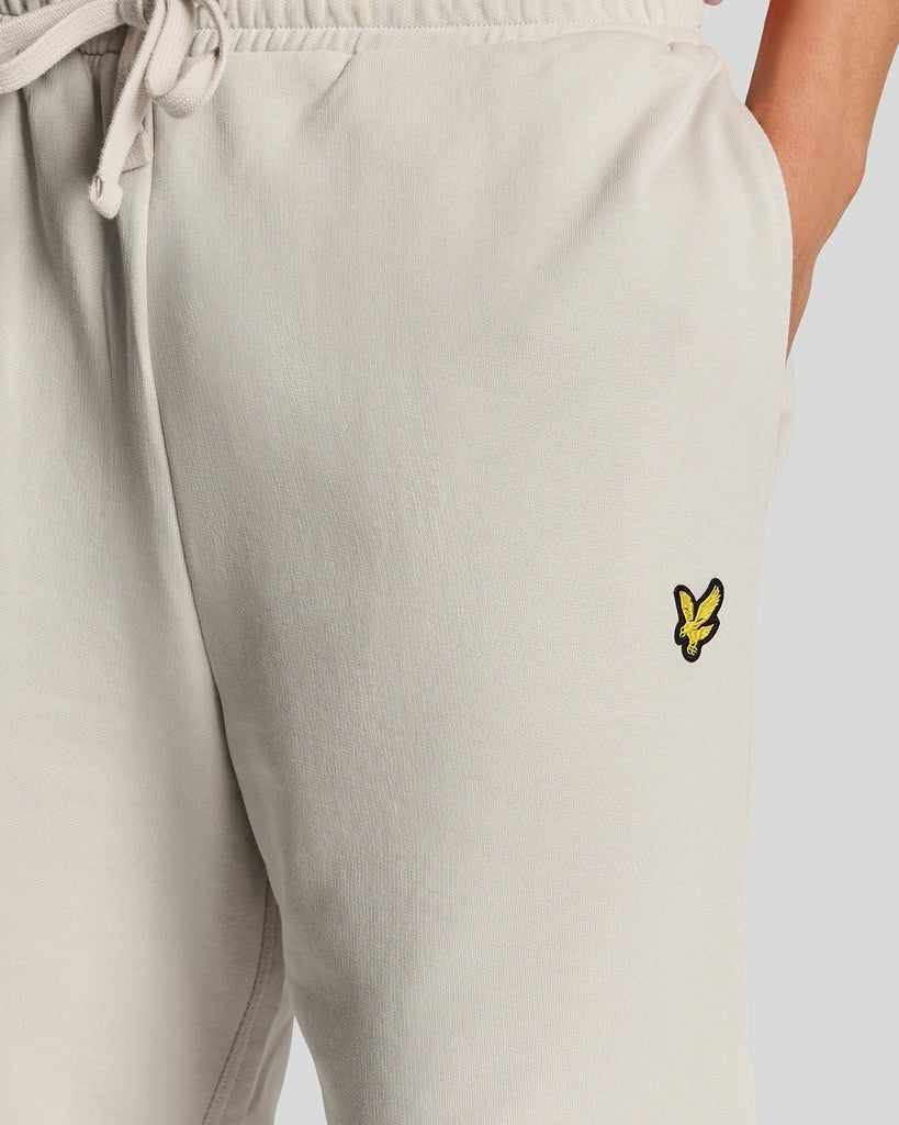 Un homme porte un short de sport en coton à Cove