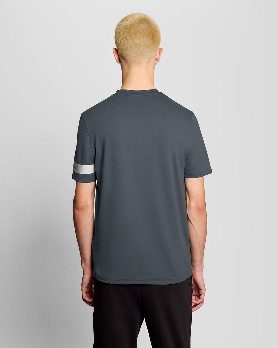 Un homme porte un t-shirt à manches sportives « Turbulence »