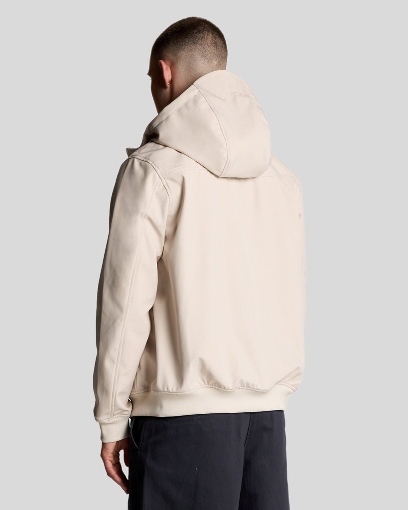 Un homme porte une veste softshell doublée de maille, couleur Cove